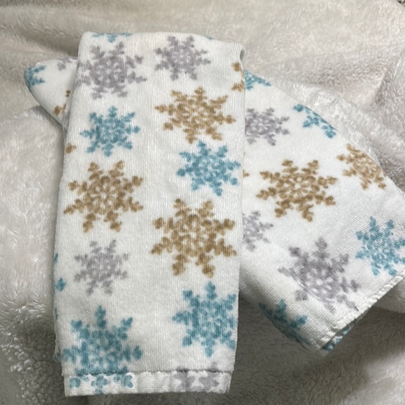Peppermint Square - Set of 2 Kitchen/Bath Hand Towels - Snowflake Design - Picture 1 of 5